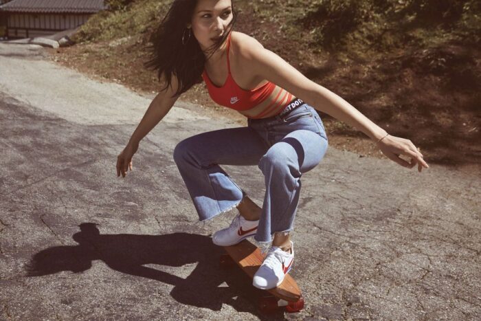 Bella Hadid usando unos Nike Cortez 